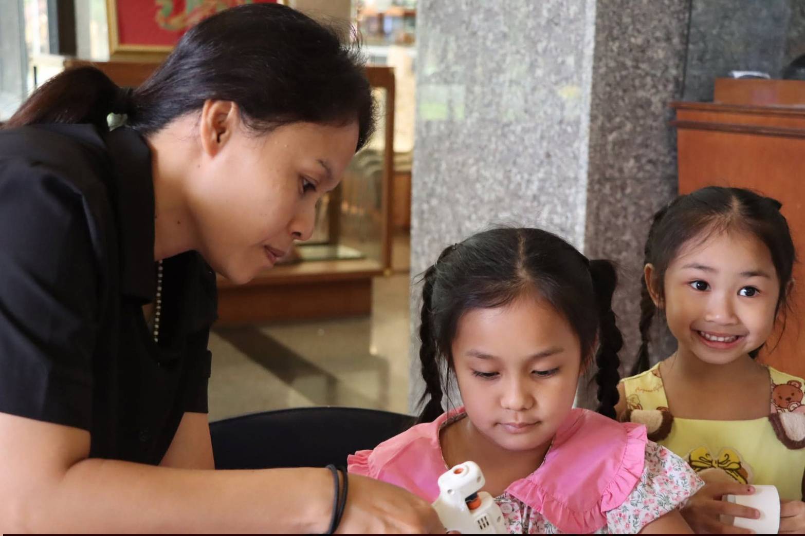 title - ศูนย์ส่งเสริมและพัฒนาอาชีพเสริมนอกภาคการเกษตร (ศูนย์ศิลปาชีพ บางไทรฯ (เดิม)) ขอเชิญชวนทุกท่านมาสัมผัสประสบการณ์การท่องเที่ยวภายในพื้นที่ของ ศพส. 